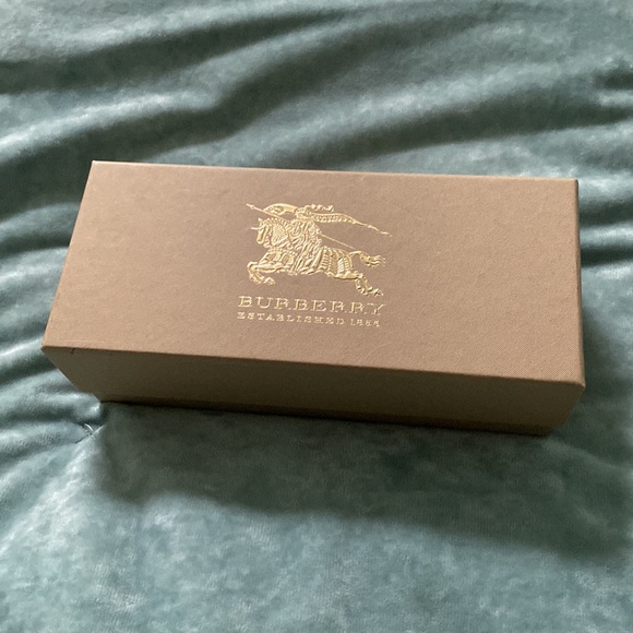 Burberry sunglasses - Picture 4 of 7